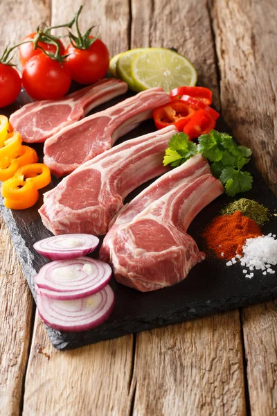 RAW lamb kotlety z świeże warzywa i przyprawy zbliżenie na — Zdjęcie stockowe