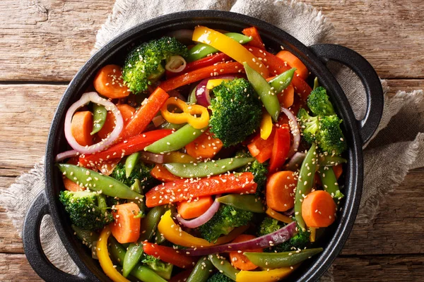 Revuelve las verduras fritas con el primer plano de sésamo en un tazón en la pestaña — Foto de Stock