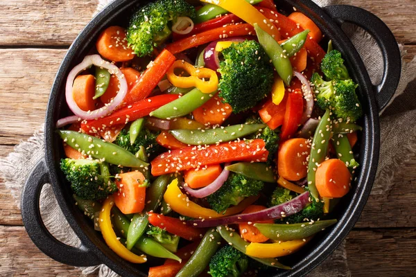 Смачний вегетаріанський овоч перемішайте смажити з кунжутом крупним планом — стокове фото