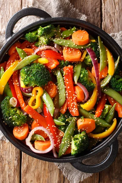 Delicious vegetarian vegetable stir fry with sesame close-up in — Stock Photo, Image