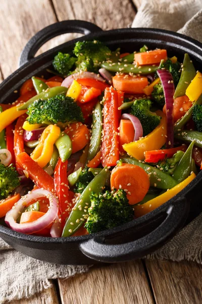 Healthy Asian food stir fry of vegetables with sesame close-up i — Stock Photo, Image