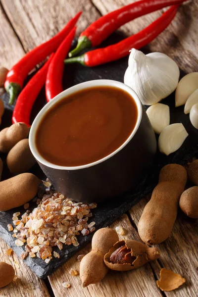 Salsa de tamarindo casera rodeada de ingredientes de cerca en un —  Fotos de Stock