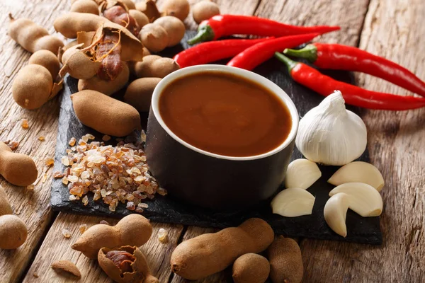 Salsa de tamarindo tailandés en tazón con ingredientes de cerca. horizonta —  Fotos de Stock