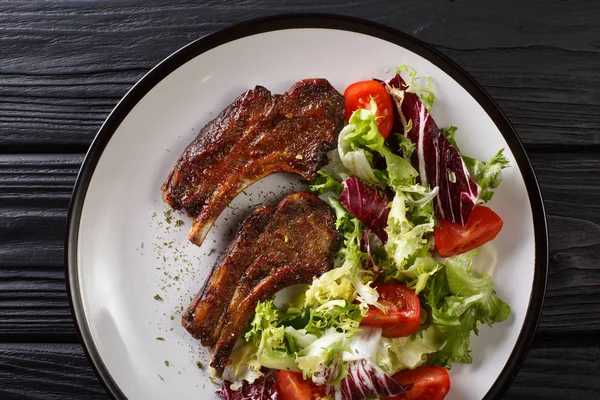 Servindo costelas de cordeiro frito com salada de legumes frescos close-up em um — Fotografia de Stock