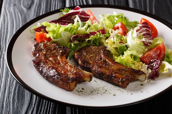 Gebakken lamsvlees ribben serveren met verse fruit salade close-up op een — Stockfoto