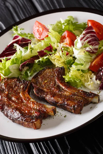 Gebakken lamsvlees biefstuk met honing, geserveerd met vers fruit salade cl — Stockfoto