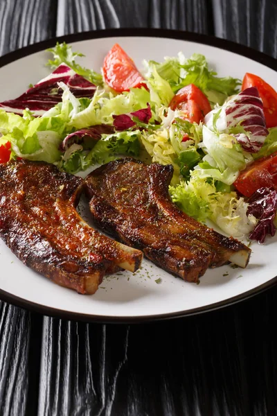 Costeletas de cordeiro mel servido com salada de legumes frescos close-up em um — Fotografia de Stock