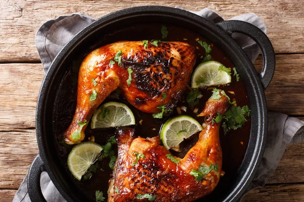 Quarto coscia di pollo al forno con salsa tamarindo e lime primo piano i — Foto Stock