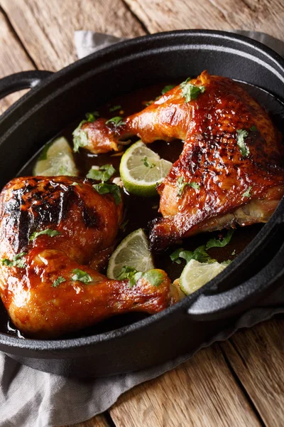 Quarto coscia di pollo al forno con salsa tamarindo e lime primo piano i — Foto Stock