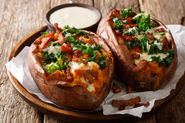 Serving of baked sweet potato filled with fresh kale, bacon and — Stock Photo, Image