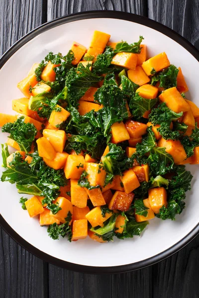 Ñame frito vegano con col rizada de cerca en un plato sobre una mesa — Foto de Stock