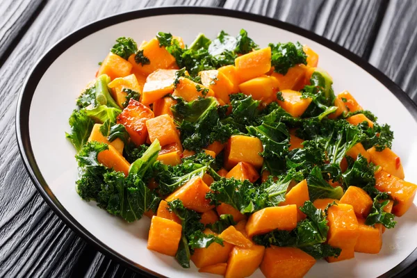 Salada quente de batatas doces assadas com couve de repolho close-up — Fotografia de Stock