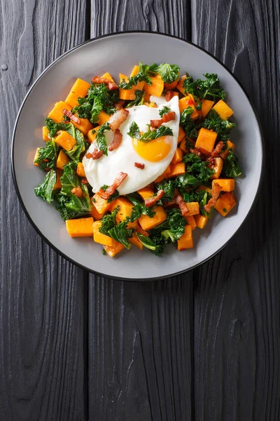 Delicious breakfast of sweet potato with kale, bacon and fried e — Stock Photo, Image
