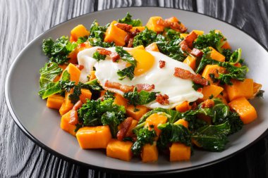 Stir fry kale ile tatlı patates, pastırma ile hizmet ve kızarmış