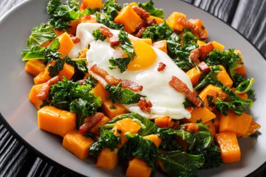 Sağlıklı gıda tatlı patates kale, pastırma ve kızarmış yumurta kapat-u ile