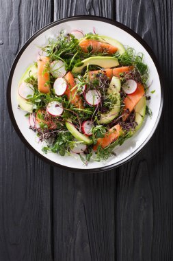 Somon bahar salatası, avokado, turp ve mix microgreen yakın
