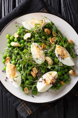 yeşil bezelye, mikro yeşillik, fındık ve yumurta organik vitamin salatası