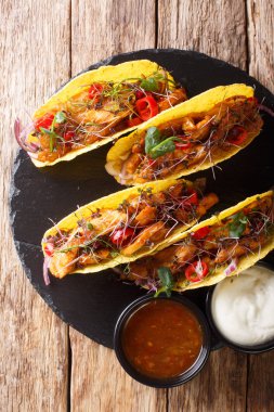 Meksika tacos sırlı tavuk, microgreen ve vegeta ile doldurulmuş