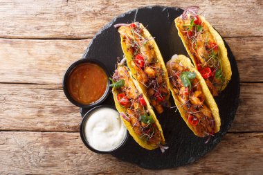 Sırlı tavuk, microgreen ve vege ile doldurulmuş lezzetli tacos