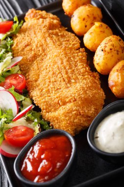 Genç patates ve taze sebze ile ekmek morina fileto