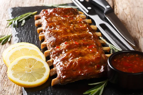 Servindo churrasco costelas de porco com molho de pimenta e limão de perto em um s — Fotografia de Stock