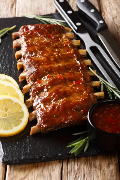 Leckere würzige gegrillte Schweinerippchen mit Chilisoße und Zitronensaft — Stockfoto