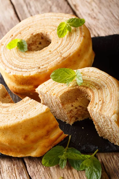Sakotis или raguolis, польский секач - это торт из сливочного масла, яйца — стоковое фото