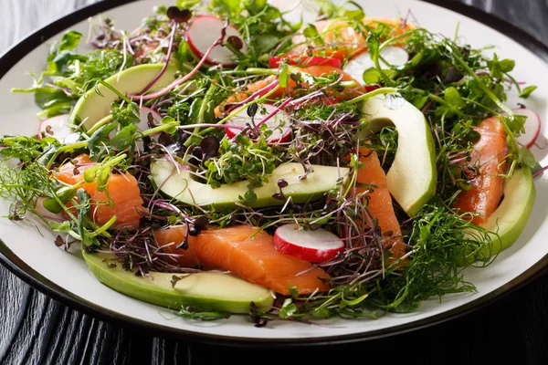 Groene salade van gerookte zalm, avocado, radijs en een mix van micro — Stockfoto