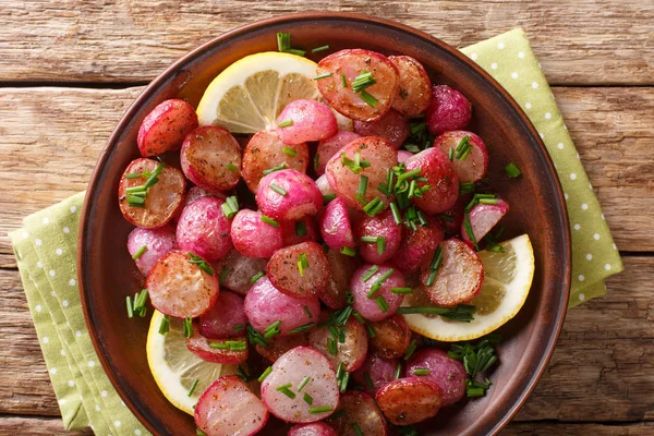 Knusprig gebratener Rettich mit Zitrone und grünen Zwiebeln aus nächster Nähe auf der — Stockfoto