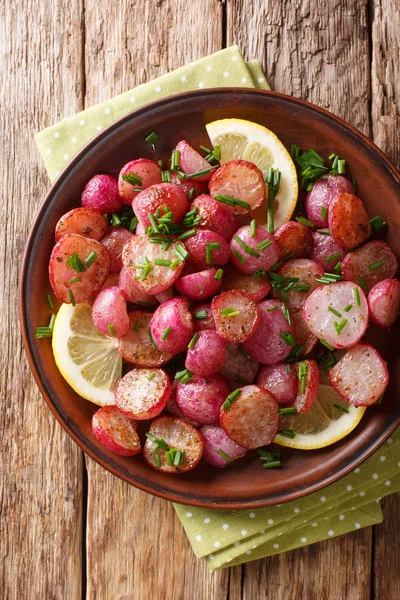 Knusprig gebratener Rettich mit Zitrone und grünen Zwiebeln aus nächster Nähe auf der — Stockfoto