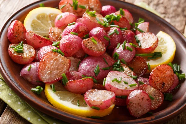 Förrätt av stekt röd rädisor med citron och grön lök nära- — Stockfoto