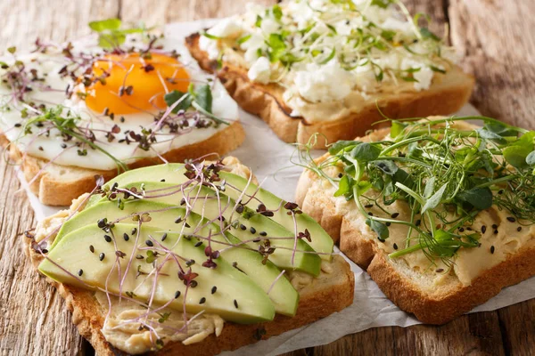 Diet Fitness toast med hummus, avokado, fetaost, microgr — Stockfoto