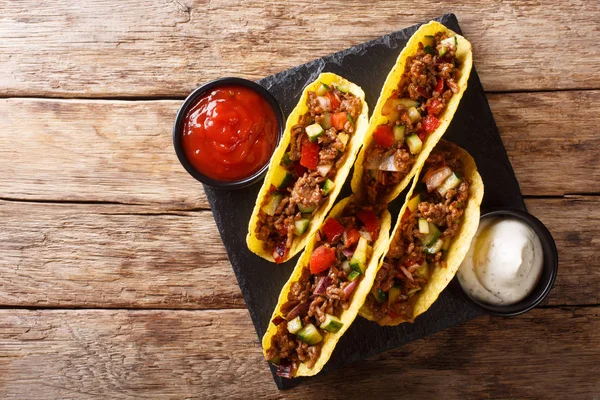 Corn tacos filled with minced beef and vegetables served with sa — Stock Photo, Image