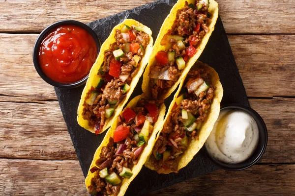 Mexican tacos stuffed with minced beef and vegetables close-up. — Stock Photo, Image