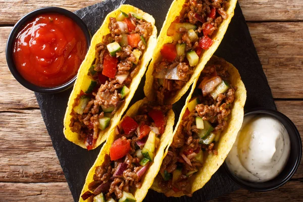 Authentic tacos with minced beef, cheese and vegetables are serv — Stock Photo, Image