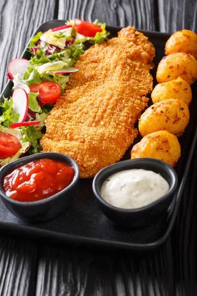 Delicioso filé frito de peixe branco em panificação com um lado dis — Fotografia de Stock