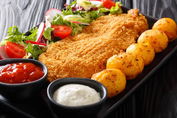 Porção de filé de peixe branco em panificação com batatas novas e f — Fotografia de Stock