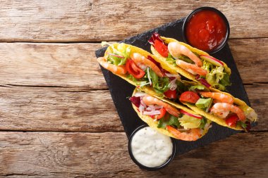 Deniz ürünleri taze sebze ve soslar yakın ile gevrek mısır tacos