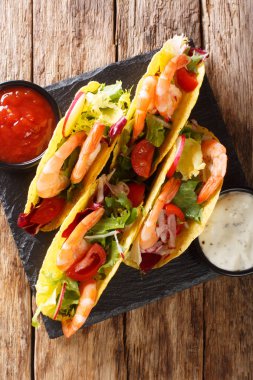 Karides, taze sebze ve soslar yakın taze mısır tacos