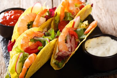 Deniz ürünleri taze sebze ve soslar yakın ile gevrek mısır tacos