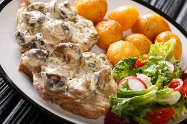 Yeni patates ile kremmantar soslu kızarmış domuz biftek