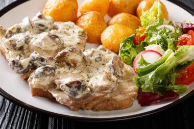 Ne ile kremsi mantar soslu domuz biftek Lezzetli öğle yemeği