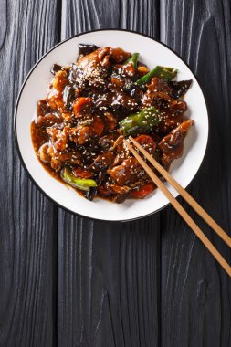 Bir pl üzerinde mun mantar ve sebze yakın çekim ile kızartma domuz karıştırın