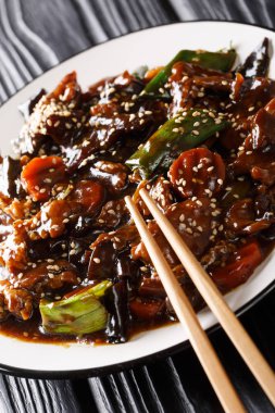 Bir pl üzerinde mun mantar ve sebze yakın çekim ile kızartma domuz karıştırın