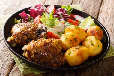 yeni patates ve taze salata ile tavuk uyluk tam akşam yemeği 