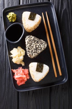 Japon onigiri zencefil, wasabi ve sos yakın çekim o ile servis
