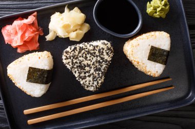 Onigiri susam zencefil, wasabi ve sos yakın çekim ile servis 