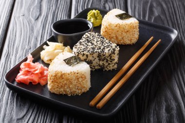 Susam ile Üçgen onigiri zencefil, wasabi ve böylece servis