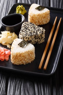Zencefil, wasabi ve servis edilen lezzetli Japon onigiri atıştırmalık 