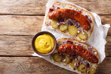 Izgara sosis, salatalık turşusu ile Avusturya sandviç, üzerinde